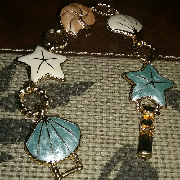 Jewelry - Goldtone sea shell bracelet NWOT